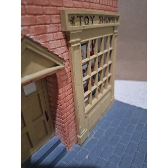 Hudson Pewter Villagers #5236 Village Toy Shoppe Building. VGC. - Picture 2 of 2